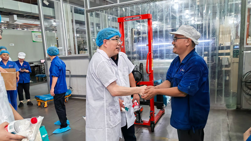 韓新偉赴工業(yè)一線送清涼