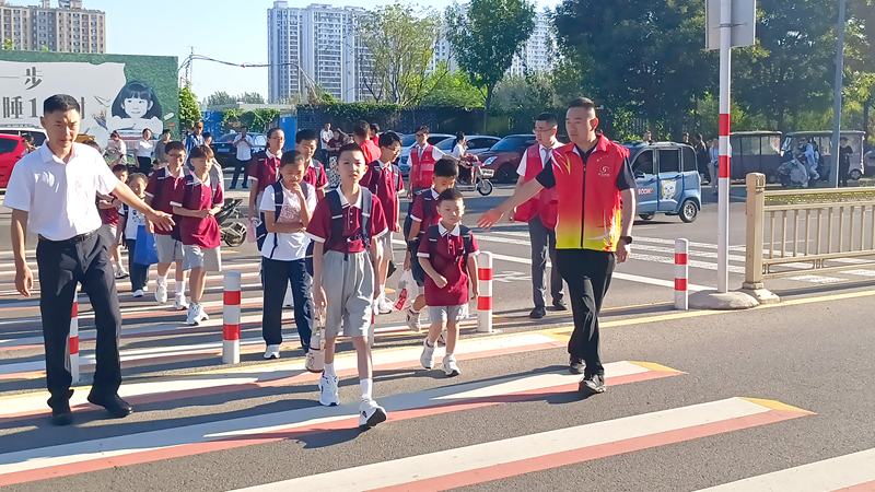 濟(jì)寧華都黨員公益服務(wù)隊(duì)開(kāi)展開(kāi)學(xué)護(hù)航志愿服務(wù)活動(dòng)